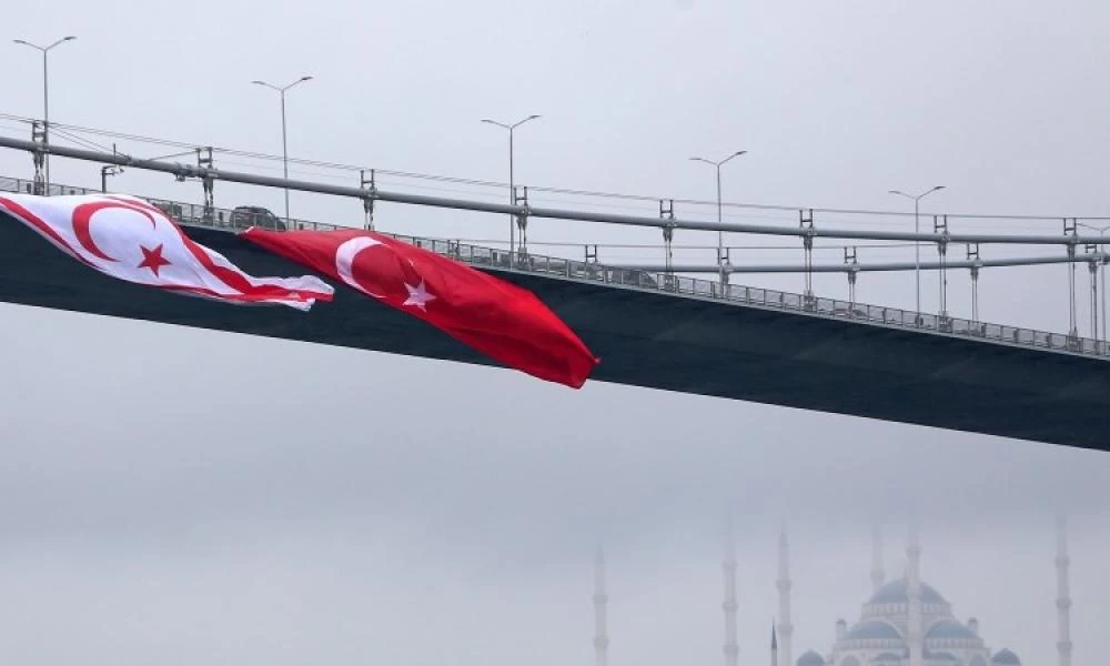 Σημαιοστολισμοί στη Γέφυρα των Μαρτύρων για την επέτειο στα κατεχόμενα
